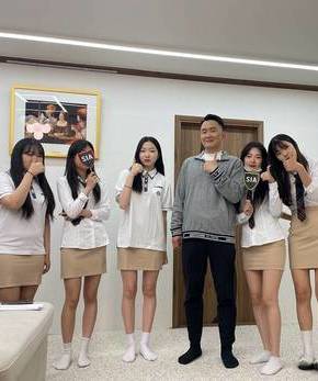 22. 04. 23 시아의 메이크업 스타일링 참여 현장에서 코미디언 윤형빈님과 사진 한 장!!